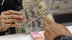 Petugas kasir penukaran uang asing menghitung mata uang rupiah dan dolar amerika serikat di salah satu tempat penukaran uang di Jakarta, Selasa (7/4/2026). (B-Universe Photo/Joanito De Saojoao)