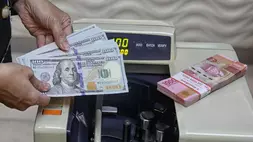 Ilustrasi mata uang rupiah dan dolar AS. (B-Universe Photo/Joanito De Saojoao)