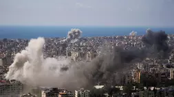 Asap mengepul setelah beberapa serangan udara Israel di Beirut, Lebanon, Rabu (8/4/2026). (Foto: AP/ Hassan Ammar)