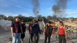 Pemusnahan rakit dompeng milik penambang emas ilegal di Lubuk Jambi, Kuantan Singingi, Riau, Rabu 8 April 2026. (Beritasatu.com/Effendi Rusli)