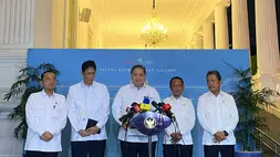 Menteri Koordinator Bidang Perekonomian, Airlangga Hartarto (tengah) bersama sejumlah menteri dalam konferensi pers usai menghadiri rapat kerja besar bersama Presiden Prabowo Subianto di Kompleks Istana Kepresidenan pada Rabu (8/4/2026). (B-Universe Photo/Theressia Sunday Silalahi)