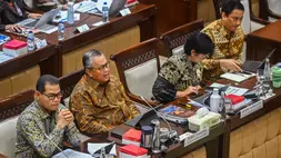 Gubernur Bank Indonesia Perry Warjiyo (kedua kiri) menyampaikan paparan saat mengikuti rapat kerja dengan Komisi XI DPR di Kompleks Parlemen, Senayan, Jakarta, Rabu (8/4/2026). (ANTARA FOTO/Rivan Awal Lingga)