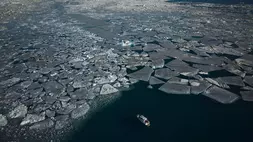 Potongan-potongan es bergerak di laut di Pulau Qoornoq, dekat Nuuk, Greenland. (Foto: AP/ Emilio Morenatti)