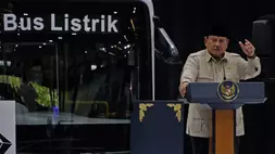 Presiden Prabowo Subianto menyampaikan pidato saat meresmikan pabrik perakitan kendaraan komersial berbasis listrik PT VKTR Sakti Industries di Magelang, Jawa Tengah, Kamis (9/4/2026). (ANTARA FOTO/Anis Efizudin)