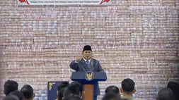 Presiden Prabowo Subianto menyampaikan pidato pada kegiatan Penyerahan Denda Administratif dan Penyelamatan Keuangan Negara serta Penguasaan Kembali Kawasan Hutan Tahap VI di Gedung Bundar Kejaksaan Agung di Jakarta, Jumat (10/4/2026). (B-Universe Photo/Joanito De Saojoao)