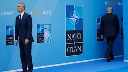 Presiden AS Donald Trump (kanan) berjalan pergi setelah disambut oleh Sekretaris Jenderal NATO Jens Stoltenberg (kiri) sebelum pertemuan puncak kepala negara dan pemerintahan di markas NATO di Brussel, Belgia. (Foto: AP/ Pablo Martinez Monsivais)