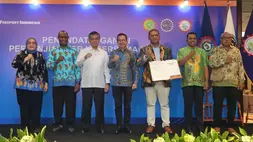 Menteri Ketenagakerjaan Republik Indonesia, Yassierli dan Presiden Direktur PTFI Tony Wenas berfoto bersama usai penandatanganan Perjanjian Kerja Bersama (PKB) ke-24 Periode 2026-2028, di Jakarta, Jumat, 10 April 2026. (Freeport Indonesia)