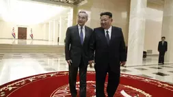 Menteri Luar Negeri China Wang Yi (kiri) bertemu pemimpin Korea Utara Kim Jong Un di Pyongyang, Korut pada Jumat (10/4/2026). (Foto: ANTARA/HO-Kementerian Luar Negeri China)
