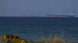 Kapal-kapal yang melewati Selat Hormuz setelah gencatan senjata sementara selama dua minggu yang dicapai antara Amerika Serikat dan Iran dengan syarat selat tersebut dibuka kembali, terlihat di Oman pada 8 April 2026. (Foto: ANTARA/Shady Alassar/Anadolu/pri)