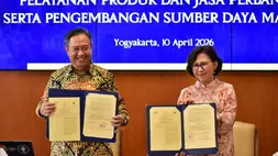 Direktur Utama Bank Mandiri Taspen, Panji Irawan (kiri), bersama Rektor UGM, Prof. dr. Ova Emilia, Ph.D. (kanan), menunjukkan dokumen Nota Kesepahaman yang telah ditandatangani sebagai bentuk komitmen sinergi strategis antara dunia perbankan dan akademi.