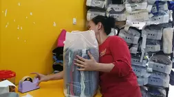 Pelaku usaha jasa cuci pakaian atau laundry di Kota Cilegon, Banten memilih melakukan efisiensi internal untuk bertahan di tengah kenaikan harga plastik. (B-Universe/Ferry yuniar)