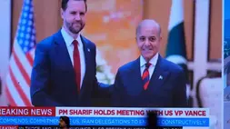Para jurnalis bekerja saat televisi pemerintah Pakistan menyiarkan pertemuan Wakil Presiden AS JD Vance dengan Perdana Menteri Pakistan Shehbaz Sharif di pusat media yang didirikan untuk meliput pembicaraan AS-Iran di Islamabad, Pakistan, Sabtu (11/4/2026). (Foto: AP/ Anjum Naveed)