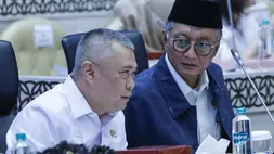 Menteri Perhubungan Dudy Purwagandhi (kiri) berbincang dengan Menteri Pekerjaan Umum Dody Hanggodo (kanan) saat rapat kerja dengan Komisi V DPR di Kompleks Parlemen, Senayan, Jakarta, Senin (13/4/2026). (ANTARA FOTO/Asprilla Dwi Adha)
