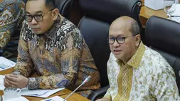 Menteri Investasi dan Hilirisasi/Kepala BKPM Rosan Roeslani (kanan) didampingi Wakil Menteri Investasi dan Hilirisasi Todotua Pasaribu (kiri) menyampaikan paparan saat rapat kerja dengan Komisi XII DPR di Kompleks Parlemen, Senayan, Jakarta, Senin (13/4/2026). (ANTARA FOTO/Asprilla Dwi Adha)
