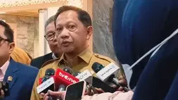 Mendagri Tito Karnavian kepada wartawan di Komplek DPR/MPR pada Senin (13/4/2026). Foto: Ilham Oktafian