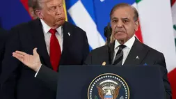 Perdana Menteri Pakistan Shehbaz Sharif (kanan) berbicara sementara Presiden AS Donald Trump mendengarkan selama KTT Gaza di Sharm El-Sheikh pada 13 Oktober 2025. (Foto: AFP)