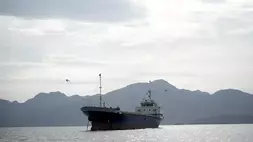 Sebuah kapal di Selat Hormuz, lepas pantai provinsi Musandam, Oman pada 12 April 2026.