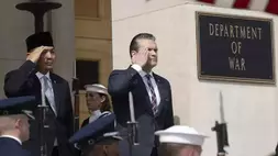 Menteri Perang AS Pete Hegseth dan Menteri Pertahanan Sjafrie Sjamsoeddin berdiri saat lagu kebangsaan masing-masing negara diputar sebelum pertemuan bilateral di Pentagon pada 13 April 2026. (Foto: Bintara Angkatan Laut Kelas 2 Carson Croom)