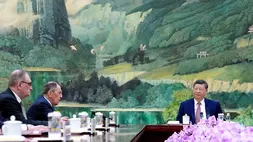 Menteri Luar Negeri Rusia Sergey Lavrov (kedua dari kiri) dan Presiden China Xi Jinping (kanan) mengadakan pembicaraan di Balai Besar Rakyat di Beijing, China pada Rabu (15/4/2026). (Foto: Iori Sagisawa/ Pool Photo via AP)