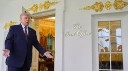 Presiden Amerika Serikat (AS) Donald Trump berbicara kepada pers di luar Ruang Oval Gedung Putih, Senin (13/4/2026) di Washington (AS). (Foto: AP/ Alex Brandon)