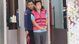 Ketua Ombudsman RI periode 2026-2031 Hery Susanto digiring petugas usai ditetapkan sebagai tersangka kasus dugaan tindak pidana korupsi dalam kegiatan tata kelola usaha pertambangan nikel tahun 2013-2025 di Gedung Jampidsus Kejagung, Jakarta, Kamis (16/4/2026). ANTARA/Nadia Putri Rahmani