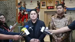 Menteri Pemuda dan Olahraga sekaligu Ketua Umum PSSI Erick Thohir bersama Menteri Perumahan dan Kawasan Permukiman sekaligus Ketua Steering Committe Piala Presiden 2026 Maruarar Sirait memberikan keterangan kepada pers, di Jakarta, Kamis (16/4/2026).
