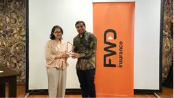 Pradytha Putri, seaku Head of Brand & Communications FWD Insurance, memberikan token of appreciation kepada Oscar Simamora, selaku Associate Director Ipsos Indonesia, dalam acara Media Briefing FWD consumer outlook survey di Jakarta (13/4). Survey ini dilakukan FWD Group berkolaborasi dengan Ipsos, yang mengkaji kesejahteraan finansial, kekhawatiran, serta kesenjangan perlindungan kalangan kelas menengah Asia, termasuk di Indonesia, padaberbagai generasi dan tahap kehidupan.