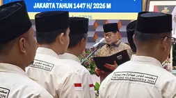 Gubernur DKI Jakarta Pramono Anung saat mengukuhkan 117 petuga pendamping ibadah haji untuk jemaah dari kloter Jakarta, di Balai Kota, Kamis (16/4/2026).