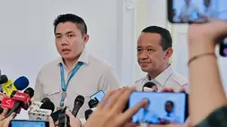 Menteri Energi dan Sumber Daya Mineral, Bahlil Lahadalia dan Sekretaris Kabinet, Teddy Indra Wijaya menyampaikan keterangan kepada awak media di Istana Merdeka, Jakarta, pada Kamis (16/7/2026). (Foto: BPMI Setpres/Laily Rachev)