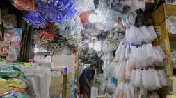Pekerja merapikan barang kiriman plastik di kawasan Pasar Minggu, Jakarta Senin( (6/4/2026). (B-Universe Photo/Joanito De Saojoao)