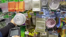 Pekerja merapikan barang dagangan berupa kemasan plastik di kawasan Pasar Minggu, Jakarta, belum lama ini. (B-Universe Photo/Joanito De Saojoao)