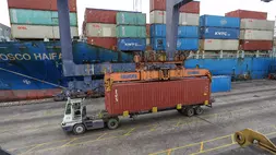 Aktivitas bongkar muat peti kemas di Pelabuhan JICT, Tanjung Priok, Jakarta. (Ilustrasi: B-Universe Photo/Joanito De Saojoao)