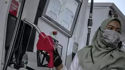Petugas mengangkat nozzle mesin pengisian bahan bakar minyak (BBM) jenis Pertamax Turbo usai melayani pelanggan di SPBU COCO Jalan Ahmad Yani, Semarang, Jawa Tengah, belum lama ini. (ANTARA FOTO/Aprillio Akbar)