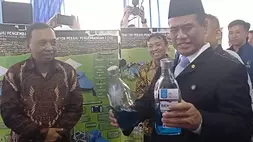 Mentan Andi Amran Sulaiman melihat hasil produk bensin sawit buatan ilmuwan Institut Teknologi Sepuluh Nopember (ITS) Hosta Ardhyanata