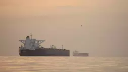 Kapal tanker berlabuh di Selat Hormuz di lepas pantai Pulau Qeshm, Iran, Sabtu (18/4/2026). (Foto: AP/ Asghar Besharati)