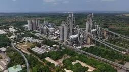 Pabrik semen SIG di Tuban. Iist)