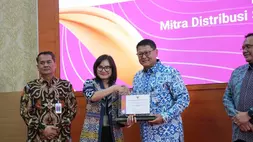 Penyerahan penghargaan kepada PT Bank Central Asia Tbk (BCA) sebagai Mitra Distribusi dan Dealer Utama Surat Utang Negara (SUN) dengan kinerja terbaik 2025 dari Kementerian Keuangan RI, di Jakarta.
Sumber; Ist