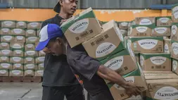 Pekerja mengangkat kemasan minyak goreng subsidi merek Minyakita di Gudang Bulog Ternate, Maluku Utara, Jumat (17/4/2026). (ANTARAFOTO/Andri Saputra)