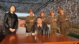 Dalam foto yang disediakan oleh pemerintah Korea Utara ini, pemimpinnya Kim Jong Un (duduk) bersama putrinya mengamati apa yang disebut sebagai uji peluncuran rudal balistik yang telah ditingkatkan di tempat yang tidak diungkapkan di Korea Utara pada Minggu (19/4/2026). (Foto: KCNA/Korea News Service via AP)