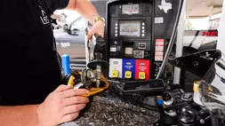 Seorang warga Dallas mengisi bensin sepeda motornya di SPBU Fuel City pada Jumat (17/4/2026) di Dallas, AS. (Foto: AP/ Tony Gutierrez)