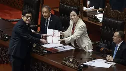 Ketua DPR Puan Maharani (kedua kanan) menerima berkas pembahasan dari Ketua Badan Legislasi (Baleg) DPR Bob Hasan (kiri) disaksikan Wakil Ketua DPR Sufmi Dasco Ahmad (kanan) dan Saan Mustopa (kedua kiri) saat Rapat Paripurna ke-17 Masa Persidangan IV Tahun Sidang 2025-2026 di Kompleks Parlemen, Senayan, Jakarta, Selasa (21/4/2026). Rapat Paripurna DPR resmi mengesahkan RUU Perlindungan Pekerja Rumah Tangga (PPRT) menjadi Undang-Undang. (Foto: ANTARA FOTO/Dhemas Reviyanto/agr)