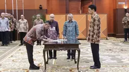 Menteri Keuangan Purbaya Yudhi Sadewa (kanan) saat melantik lima pejabat Eselon II baru di lingkungan Kementerian Keuangan (Kemenkeu), di Jakarta, pada Selasa (21/4/2026). (B-Universe Photo/Addin Anugrah Siwi)