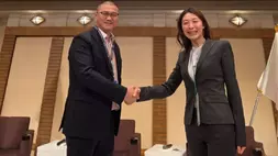 Direktur Eksekutif Nose Herbal Indo, Kim Ho, berjabat tangan dengan Direktur Group 2way World Co., Ltd. usai menandatangani perjanjian kerja sama di bidang industri kecantikan di Tokyo, Jepang.