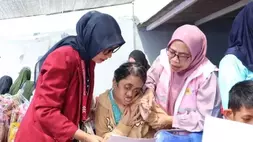 Srikandi PLN Unit Pelaksana Transmisi (UPT) Malang, Soegiharti (ketiga dari kiri) mendampingi salah satu pasien disabilitas dalam pemeriksaan kesehatan gratis Program Posyandu Disabilitas yang dilaksanakan di Kantor Yayasan Bersama Anak Bangsa, Malang, Jawa Timur.