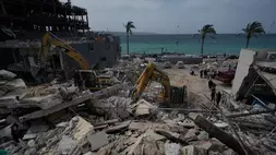 Tim penyelamat mencari korban di reruntuhan bangunan yang hancur akibat serangan udara Israel di kota Tyre, Lebanon selatan, Jumat (17/4/2026). (Foto: AP/ Mohammed Zaatari)
