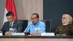 Kepala Staf Kepresidenan Muhammad Qodari (tengah), Menteri Luar Negeri Sugiono (kiri), dan Menteri Pemberdayaan Perempuan dan Perlindungan Anak (PPPA) Arifah Fauzi (kanan) saat jumpa pers di Gedung Bina Graha, Jakarta, Rabu (22/4/2026). (Foto: istimewa)