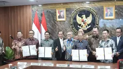 Penandatanganan perjanjian kerja sama (PKS) PSEL tahap pertama antara Walikota Denpasar, I Gusti Ngurah Jaya Negara bersama dengan Gubernur Bali, Wayan Koster bersama Bupati Badung, I Wayan Adi Arnawa berlangsung pada Selasa (21/4/2026), di Kantor Kementerian Koordinator Bidang Pangan Jakarta. (Foto: istimewa)
