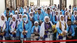 Jamaah haji kelompok terbang (kloter) pertama embarkasi Makassar mengikuti prosesi pemberangkatan di Asrama Haji Makassar, Sulawesi Selatan, Rabu (22/4/2026). (Foto: ANTARA FOTO/Arnas Padda/wsj)