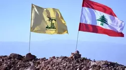 Bendera nasional Lebanon (kanan) dan bendera Hizbullah Furkan Guldemir. (Foto: ANTARA/Anadolu Agency)