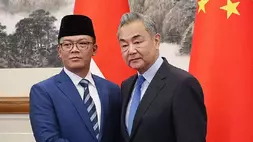 Menteri Luar Negeri RI Sugiono (kiri) dan Menlu China Wang Yi di Wisma Negara Diaoyutai, Beijing, China, Senin (21/4/2025). (Foto: ANTARA/Desca Lidya Natalia/aa)